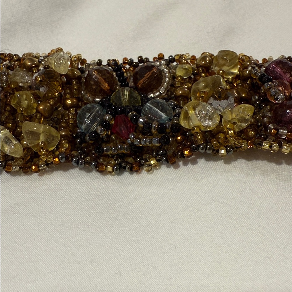 Elegant Beaded Bracelet with Floral Design